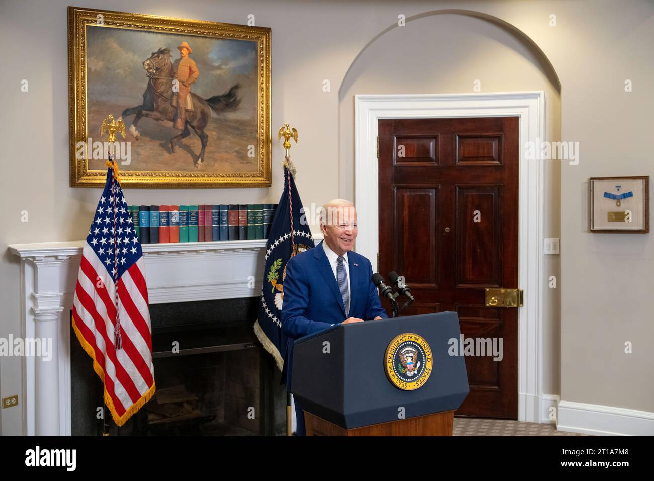 Le président Joe Biden prononce un discours dans la salle Roosevelt le dimanche 1 octobre 2023, après que le Congrès ait adopté un projet de loi pour maintenir le gouvernement fédéral ouvert jusqu'au 17 novembre 2023 afin d'éviter une fermeture du gouvernement, laisser 47 jours pour passer les projets de loi de financement pour le prochain exercice. (photo officielle de la Maison Blanche par Oliver Contreras) Banque D'Images