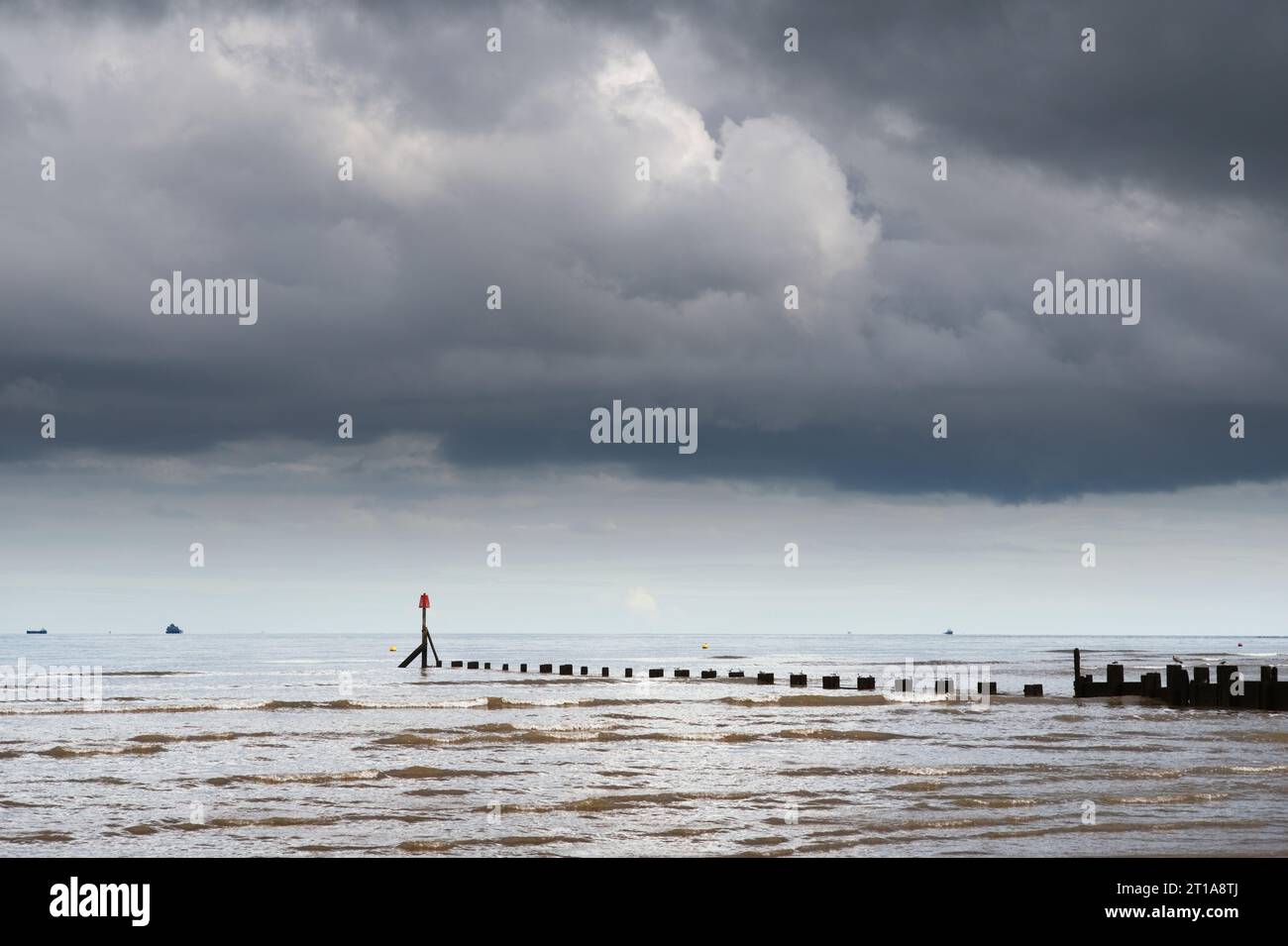 L'estuaire de Humber vu de la plage de Cleethorpes avec un ciel orageux Banque D'Images