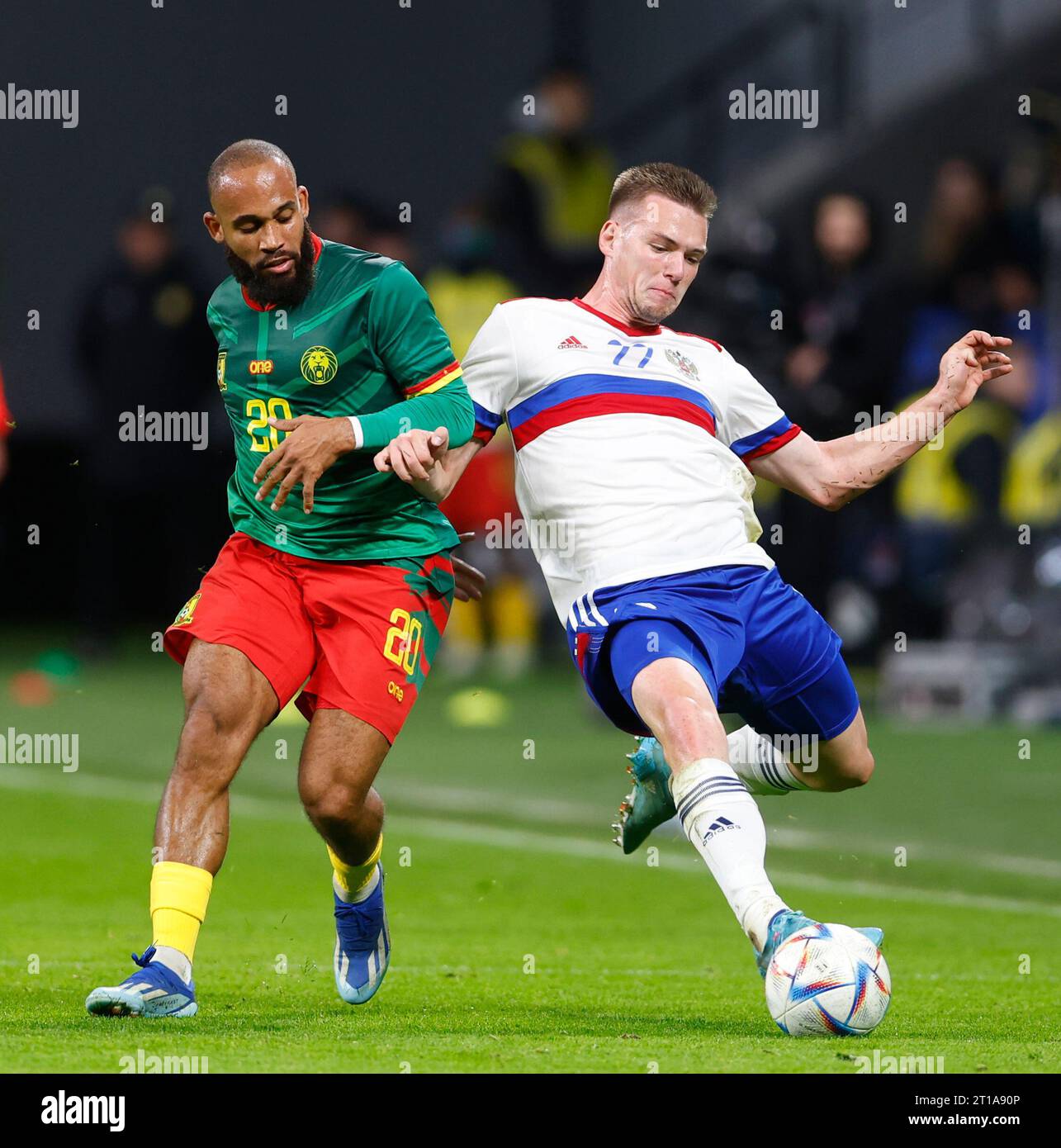Cameroon's Bryan Mbeumo, left, fights for the ball with Russia's Aleksandr Silyanov during an international friendly soccer match between Russia and Cameroon at VTB Arena in Moscow, Russia, Thursday, Oct. 12, 2023. (AP Photo/Alexander Safonov) Banque D'Images