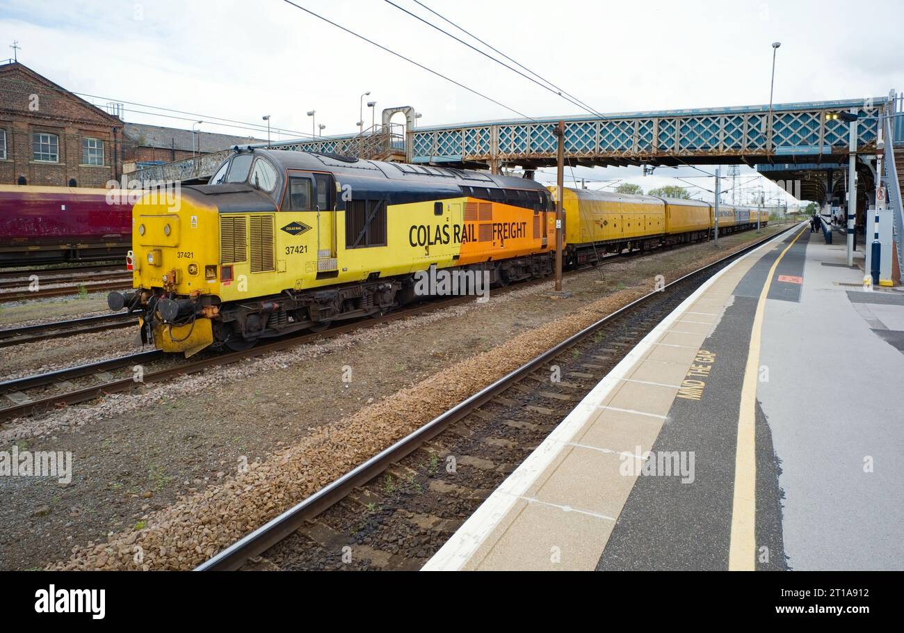 Moteur électrique diesel Colas Rail Freight 37421 à la gare de Doncaster Banque D'Images