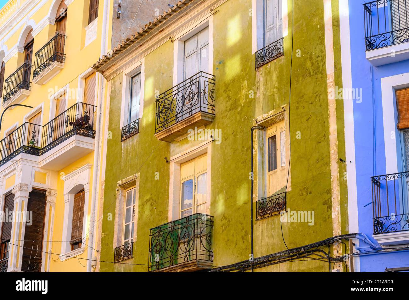 Façades aux couleurs pastel des vieux bâtiments dans le quartier du front de mer. La région est une destination de voyage dans la ville située au bord de la mer Méditerranée. Banque D'Images