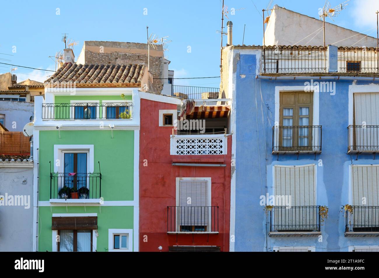 Façade de maisons aux couleurs pastel dans le quartier du front de mer. Architecture traditionnelle sur la Costa Blanca Banque D'Images