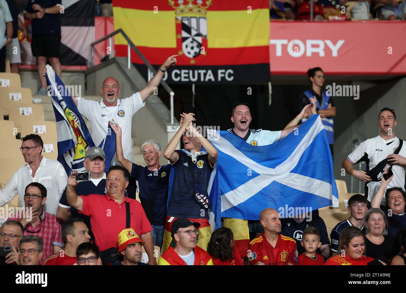 Les supporters écossais montrent leur soutien dans les tribunes avant le match de qualification du Groupe D de l'UEFA Euro 2024 à l'Estadio la Cartuja de Sevilla à Séville, en Espagne. Date de la photo : jeudi 12 octobre 2023. Banque D'Images