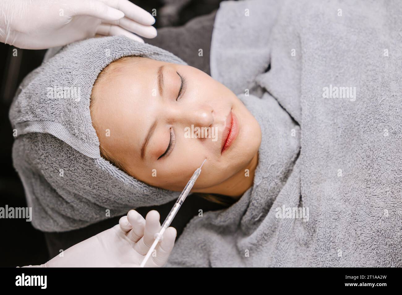 remplisseur d'injection d'aiguille de femme pour le lifting du visage enlever les rides dans la clinique de soins de la peau de spa facial Banque D'Images