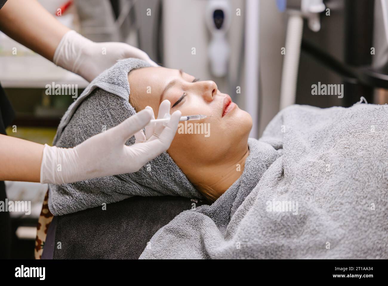 remplisseur d'injection d'aiguille de femme pour le lifting du visage enlever les rides dans la clinique de soins de la peau de spa facial Banque D'Images