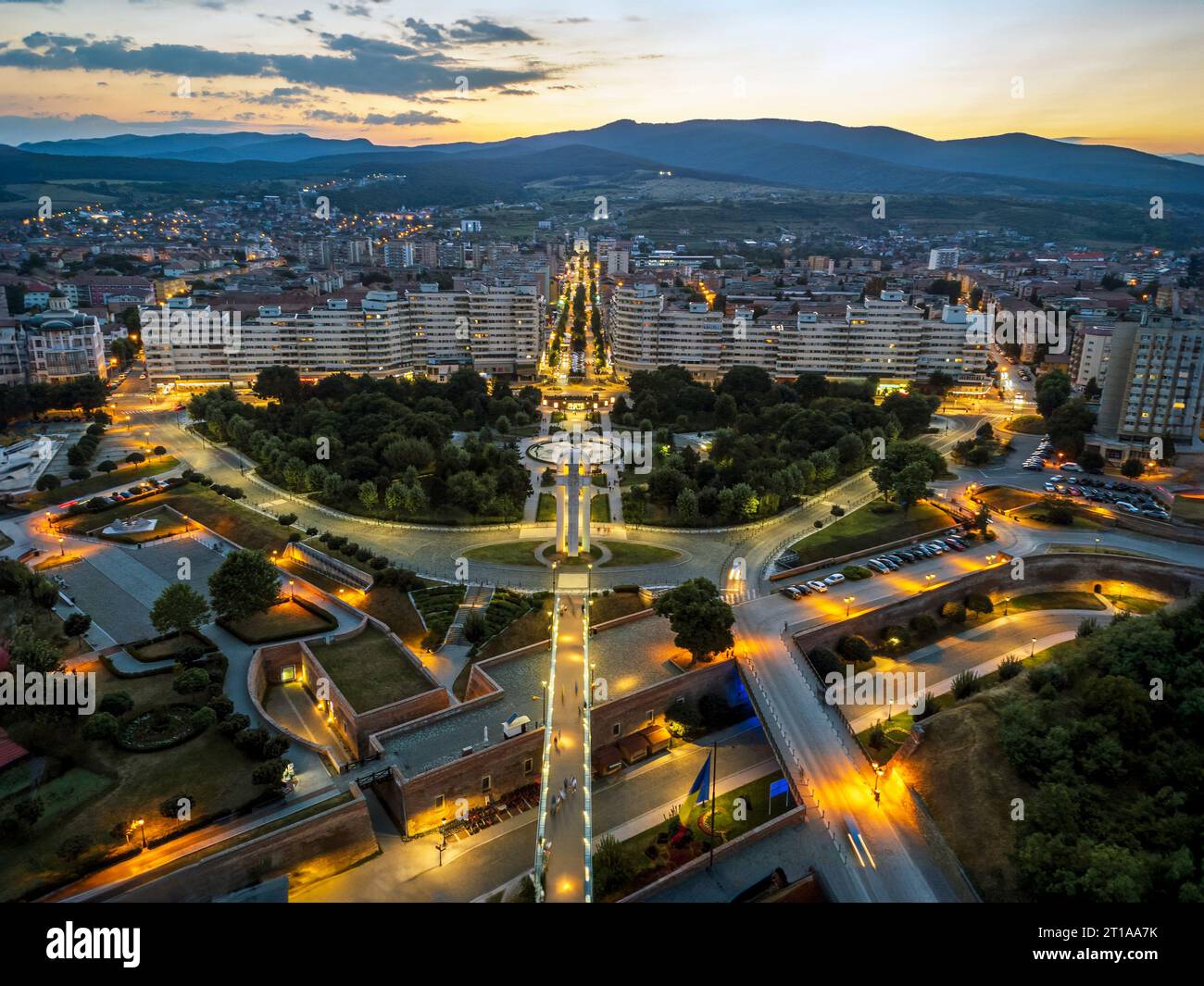 Vue aérienne nocturne de la ville d’Alba Iulia – entrée de la forteresse. Photo prise le 18 août 2023 à Alba Iulia, région de Transylvanie, Roumanie. Banque D'Images