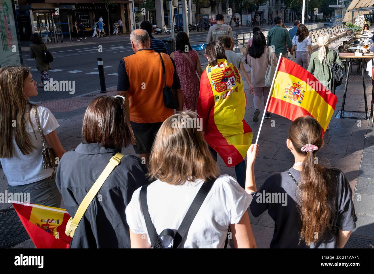 Madrid, Espagne. 12 octobre 2023. Les gens assistent au défilé militaire de la fête nationale espagnole. La parade militaire annuelle de la fête nationale est célébrée le 12 octobre 2023 à Madrid, en Espagne. (Photo Miguel Candela/SOPA Images/Sipa USA) crédit : SIPA US/Alamy Live News Banque D'Images