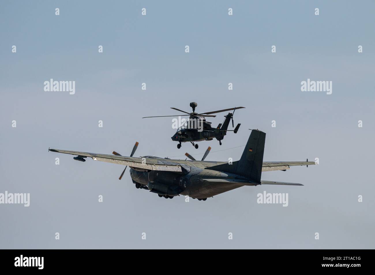 Un avion de transport Transall C-160 et un hélicoptère d'attaque Eurocopter Tiger de la Bundeswehr, Berlin, Allemagne Banque D'Images
