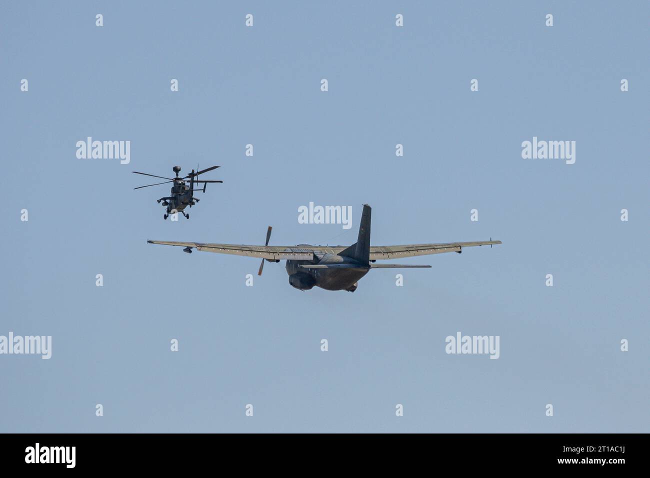 Un avion de transport Transall C-160 et un hélicoptère d'attaque Eurocopter Tiger de la Bundeswehr, Berlin, Allemagne Banque D'Images