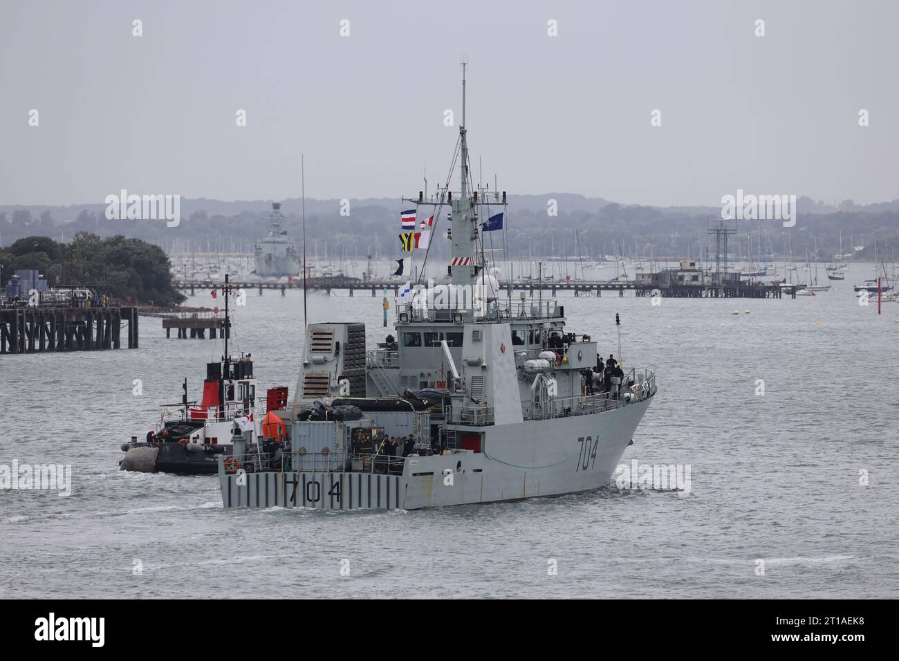 Un remorqueur aide le navire de défense côtière NCSM SHAWINIGAN DE la Marine royale canadienne à se diriger vers un poste d'amarrage dans la base navale Banque D'Images