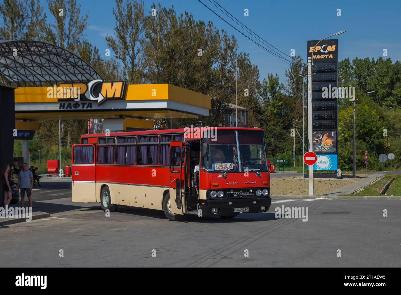 27.08.2023. Ukraine, contournement de Nadvirna, station-service. Ikarus 256 avec des touristes revenant de Solotvyno à Rava-Ruska. Banque D'Images