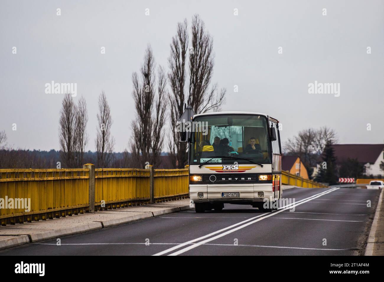 17.03.2023. Pologne, pont sur Warta près de Świerkocin. Setra S213UL de PKS Gorzów Wielkopolski de Gorzów Wielkopolski à Słubice. Banque D'Images