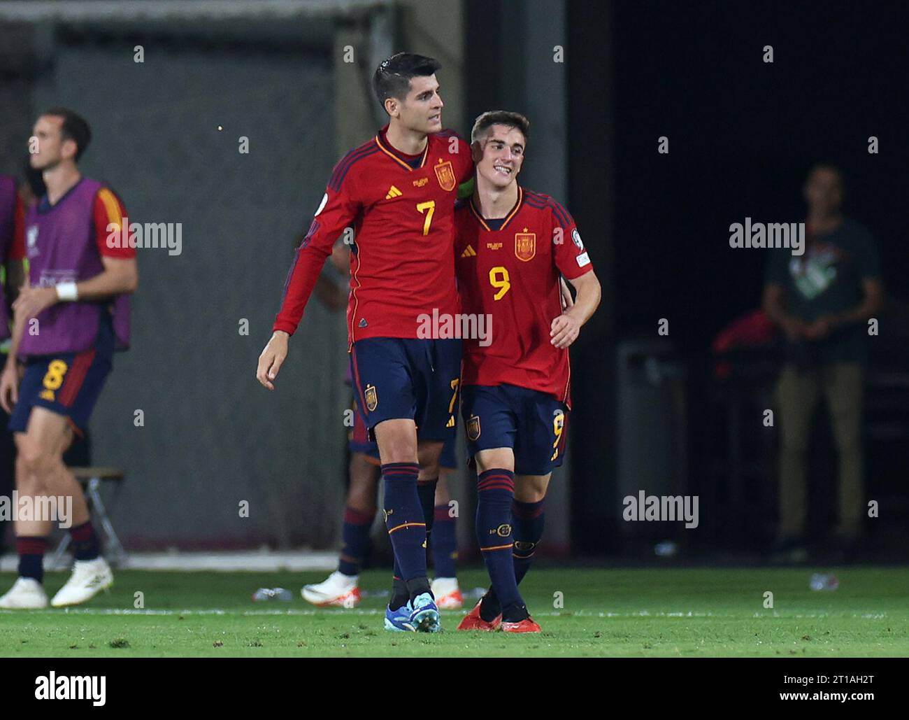 L'Espagnol Alvaro Morata (à gauche) célèbre avec Gavi après avoir marqué le premier but de leur équipe lors du match de qualification de l'UEFA Euro 2024 Groupe D à l'Estadio la Cartuja de Sevilla à Séville, Espagne. Date de la photo : jeudi 12 octobre 2023. Banque D'Images