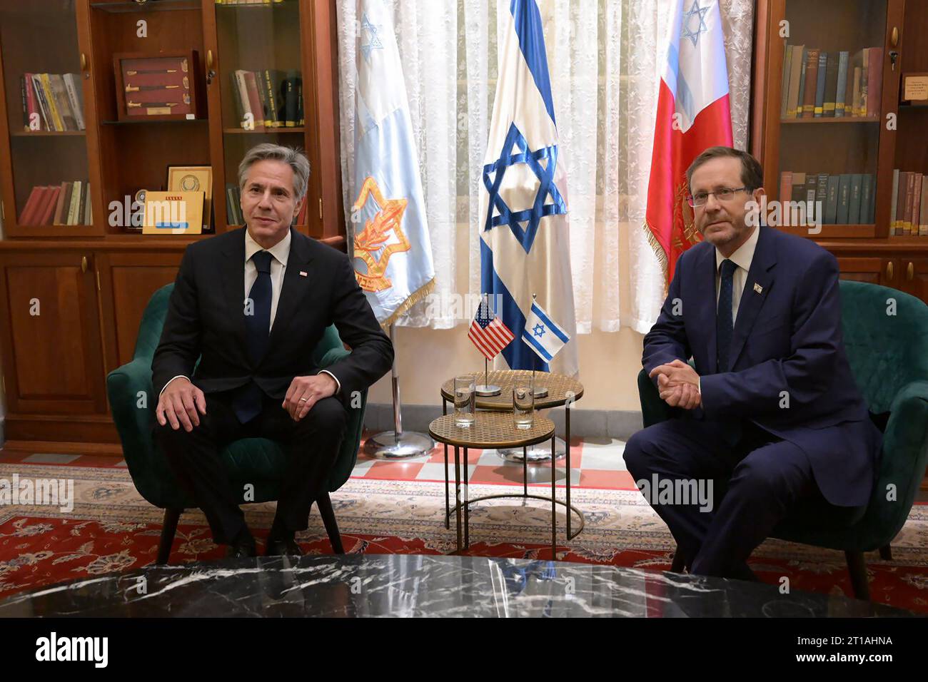 Tel Aviv, Israël. 12 octobre 2023. Le secrétaire d'État américain Antony Blinken (à gauche) rencontre le président israélien Isaac Herzog (à droite) à tel Aviv, en Israël, le jeudi 12 octobre 2023. Le secrétaire d’État AMÉRICAIN Antony Blinken est arrivé jeudi en Israël pour exprimer sa solidarité avec le pays après une attaque surprise meurtrière du Hamas le week-end dernier. Photo du PM israélien Service de presse/ crédit : UPI/Alamy Live News Banque D'Images