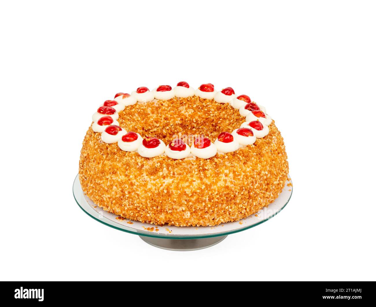 Frankfurter Kranz Cake, également connu simplement sous le nom de Kranz en Allemagne, est un dessert allemand classique et apprécié. Gâteau sur fond blanc. Banque D'Images