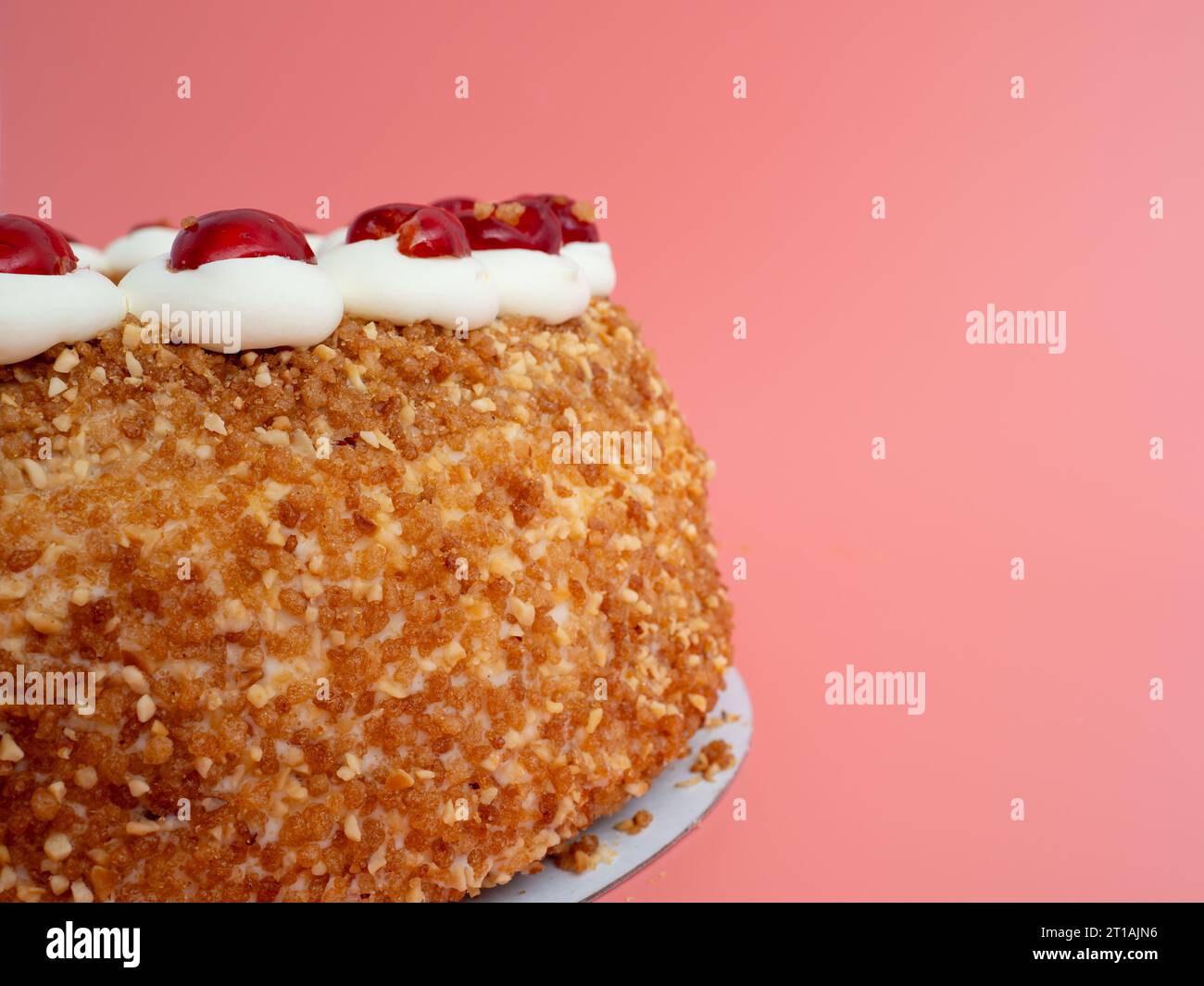 Frankfurter Kranz Cake, également connu simplement sous le nom de Kranz en Allemagne, est un dessert allemand classique et apprécié. Gâteau sur fond rose. Banque D'Images