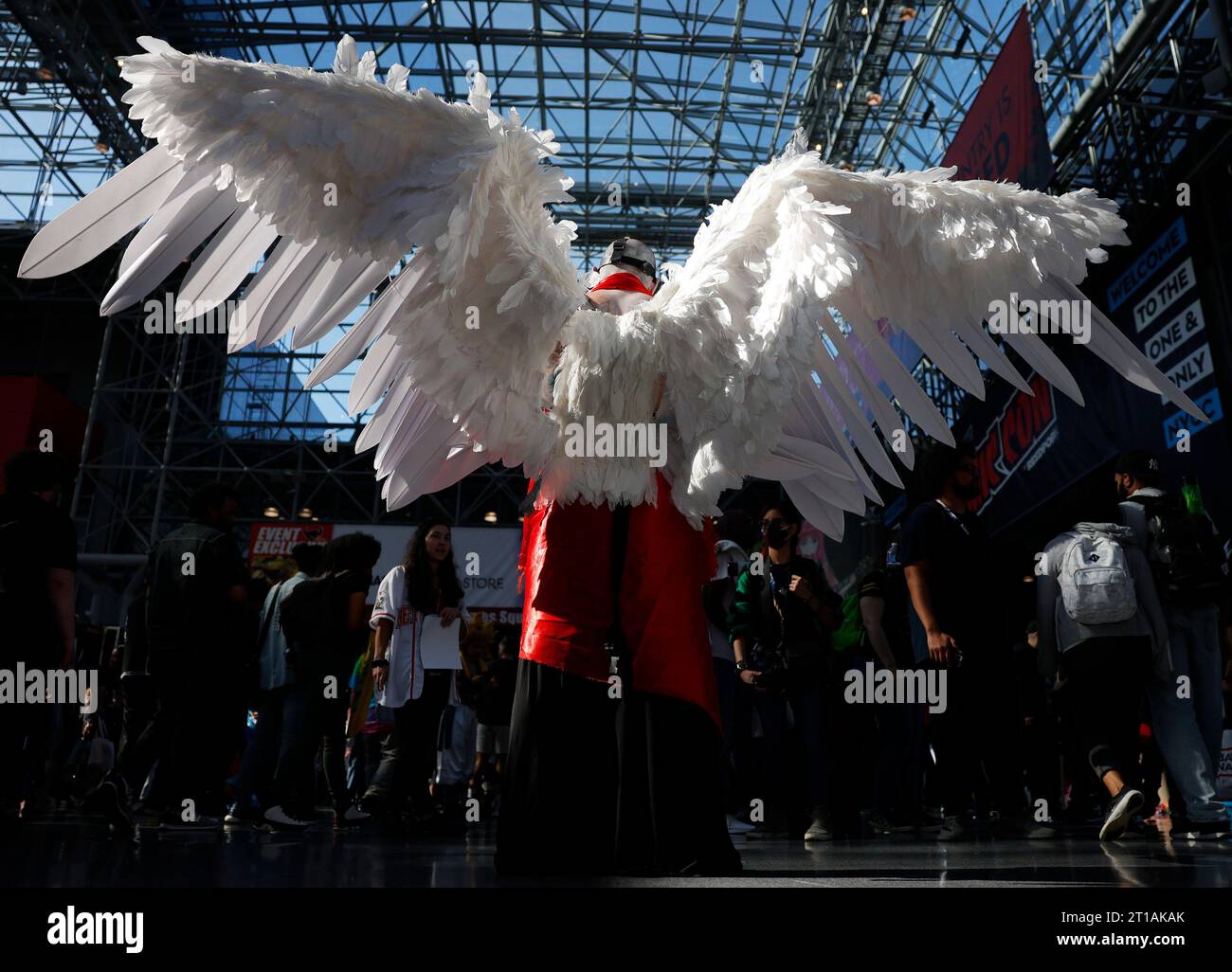 New York, États-Unis. 12 octobre 2023. Les cosplayers assistent au New York Comic con au Jacob K. Javits Center le jeudi 12 octobre 2023 à New York. Le New York Comic con est une convention annuelle des fans de New York dédiée aux bandes dessinées, romans graphiques, anime, manga, jeux vidéo, jouets, films et télévision. Il a eu lieu pour la première fois en 2006. Photo de John Angelillo/UPI crédit : UPI/Alamy Live News Banque D'Images
