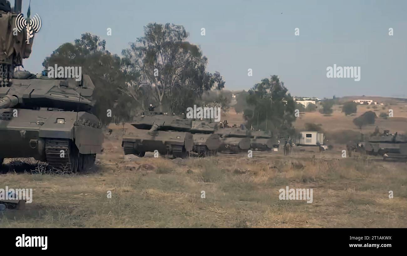 Nord d'Israël, Israël. 12 octobre 2023. Une image publiée par Tsahal le jeudi 12 octobre 2023 montre les forces israéliennes dans le secteur du Commandement Nord, des forces de réserve alors qu’elles se déploient dans les colonies près de la frontière avec le Liban dans le Nord d’Israël. Le Hezbollah libanais et Israël ont échangé des frappes de missiles le 11 octobre, le groupe affirmant qu'il ripostait pour la mort de trois de ses membres dans les attaques israéliennes. Les tensions transfrontalières durent depuis quatre jours. Photo IDF/ crédit : UPI/Alamy Live News Banque D'Images