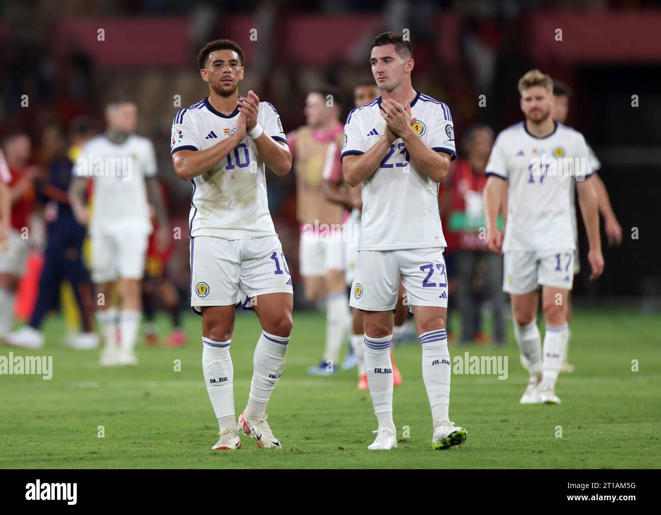 Les Écossais Che Adams (à gauche) et Kenny McLean applaudissent les supporters après le match de qualification de l'UEFA Euro 2024 Groupe D à l'Estadio la Cartuja de Sevilla à Séville, Espagne. Date de la photo : jeudi 12 octobre 2023. Banque D'Images