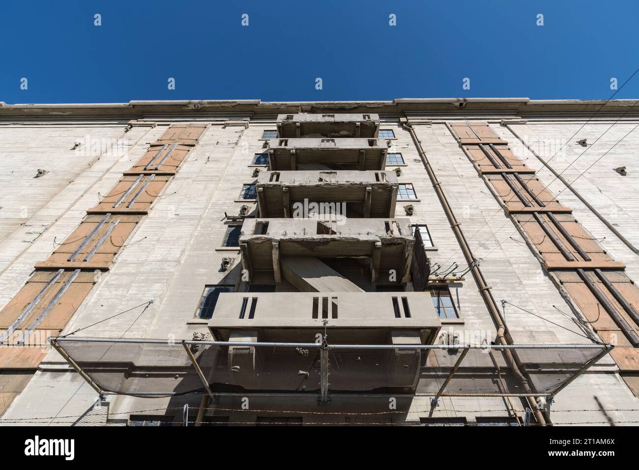 Entrepôt en béton historique avec des échappées d'incendie en morceaux appartenant au port de Los Angeles à San Pedro en Californie. Banque D'Images