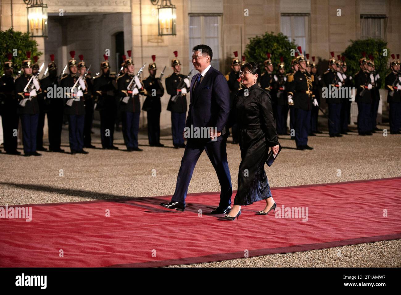 Paris, France, 12 octobre 2023, M. Ukhnaagiin Khürelsükh, président de la Mongolie et son épouse Luvsandorj Bolortsetseg, François Loock/Alamy Live News Banque D'Images