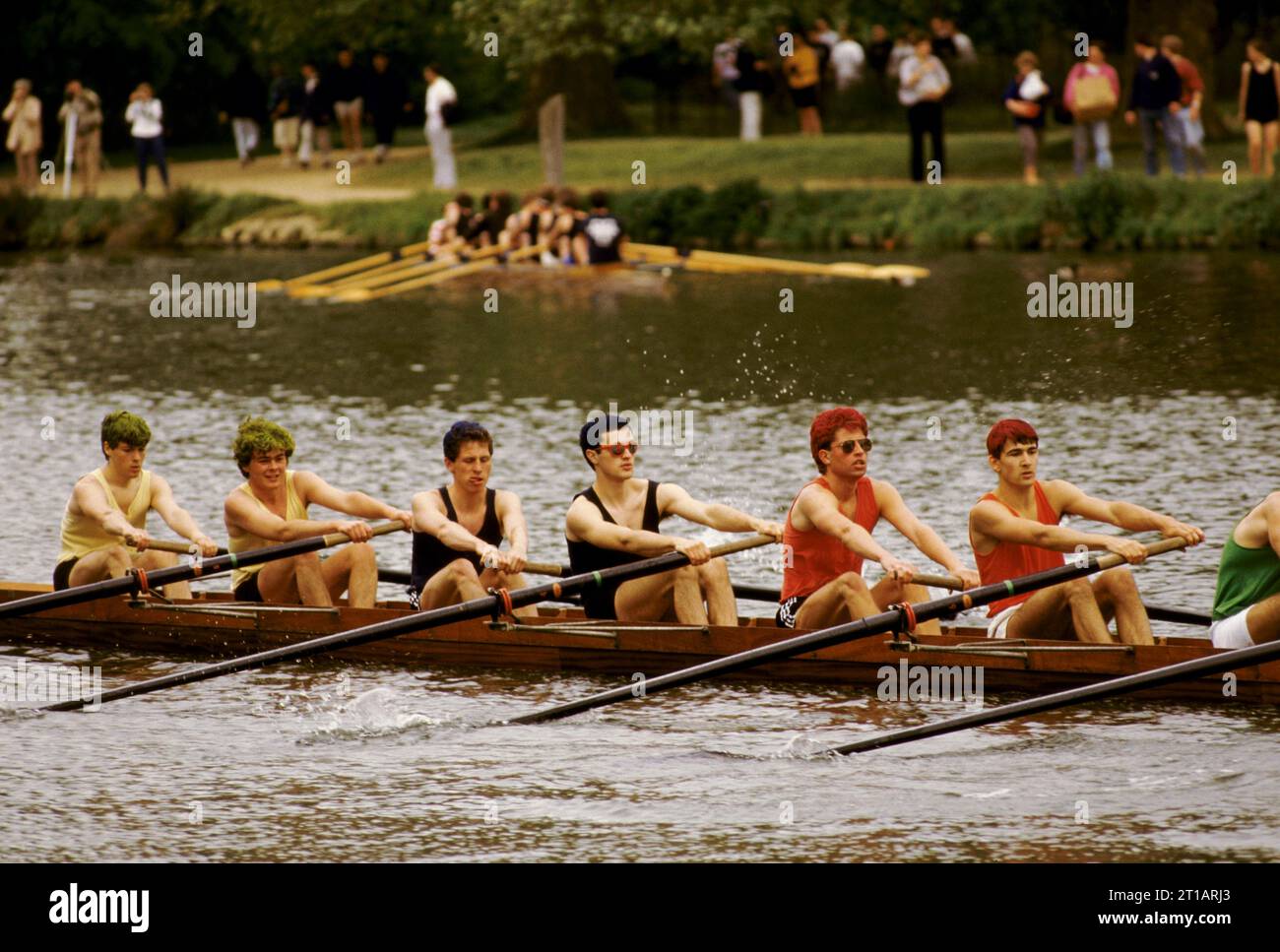 Clubs d'aviron de l'université d'Oxford, Eights week. Courses d'aviron sur la rivière Isis (en fait la Tamise) Summer Eights est une régate d'aviron intercollégiale qui a lieu fin mai à Trinity Term. Les étudiants teints leurs cheveux en rouge, juste pour s'amuser. Oxford, Oxfordshire, Angleterre mai 1990s. 1995 ROYAUME-UNI HOMER SYKES Banque D'Images