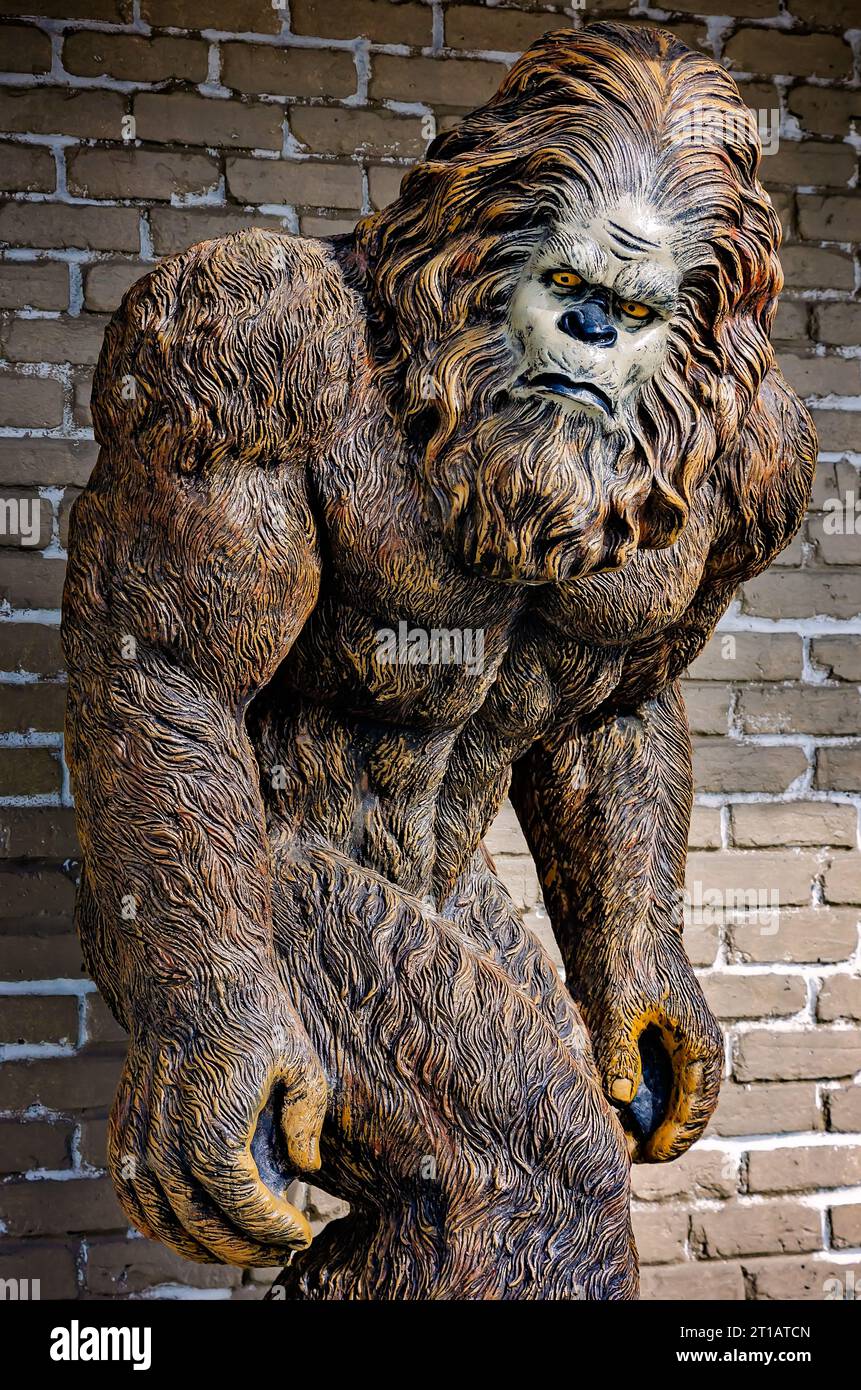 Une statue Bigfoot lifesize se dresse devant Nelson Outdoors, le 7 octobre 2023, à Pascagoula, Mississippi. Banque D'Images