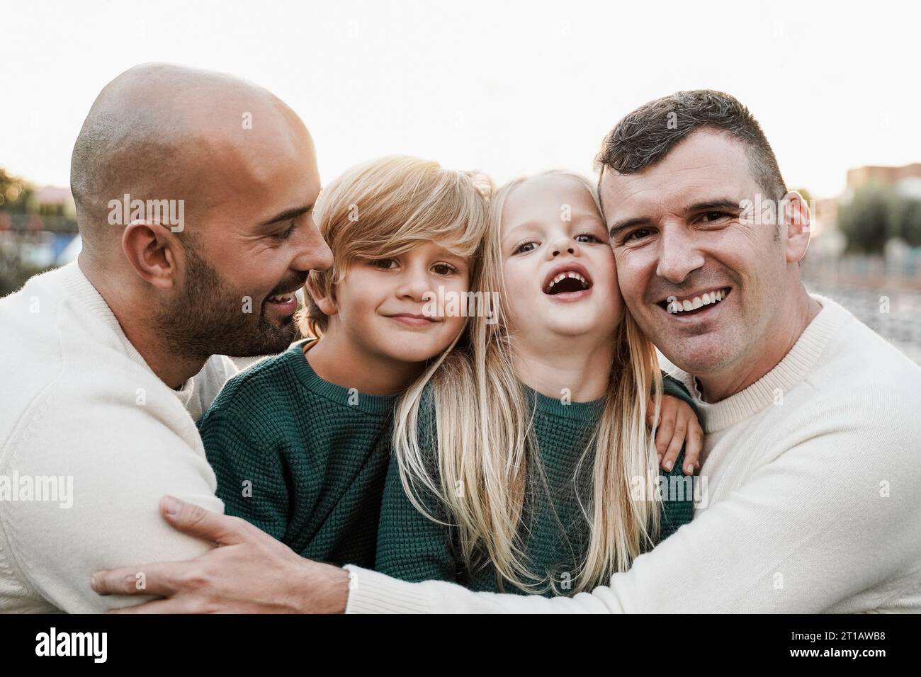 Couple de pères gays et enfants s'amusant ensemble à l'extérieur - LGBT relation familiale Banque D'Images