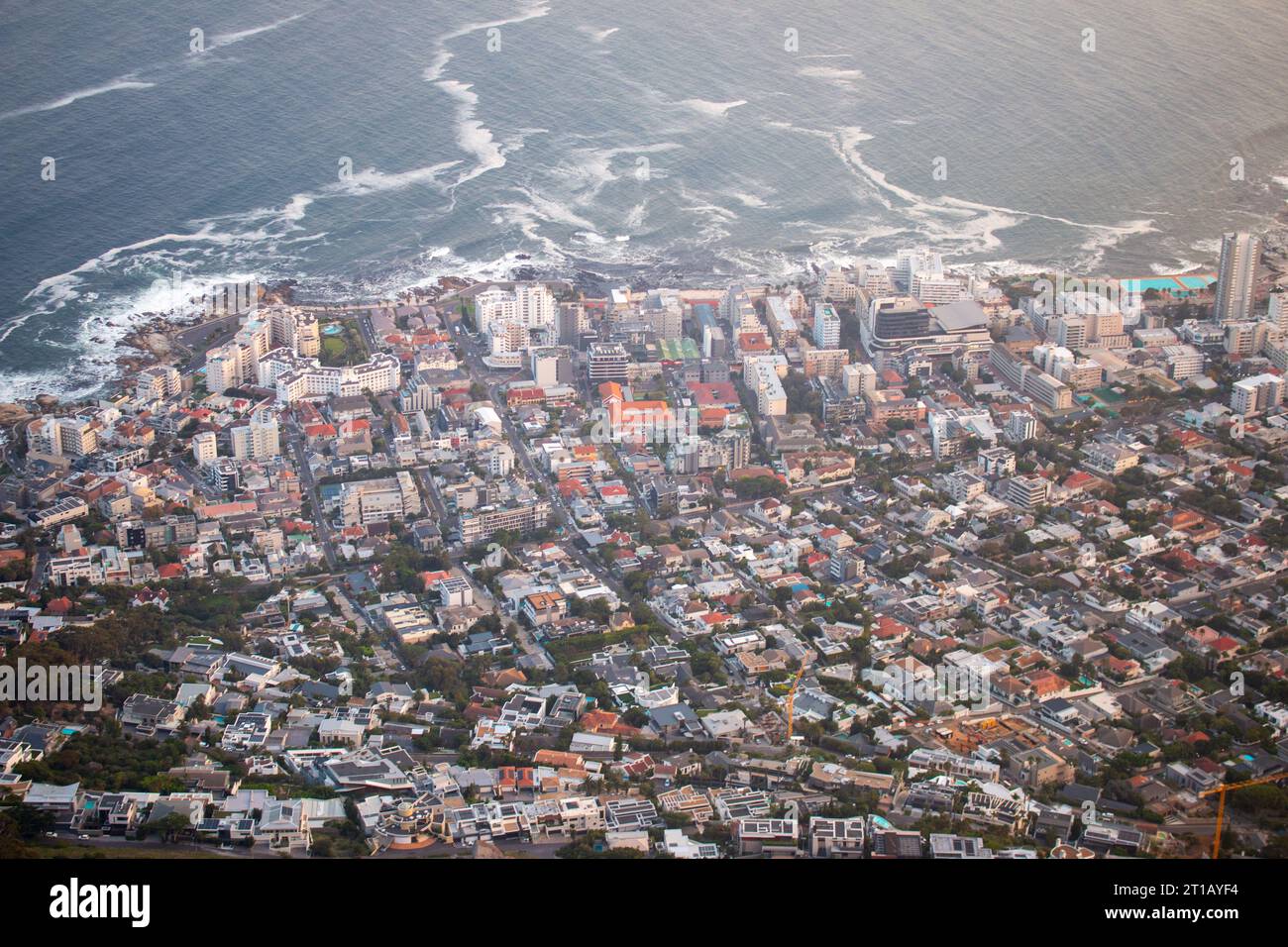 29 mars 2023, Cape Town, Afrique du Sud. La vue du Cap depuis le sommet de la tête de lion au lever du soleil. Banque D'Images