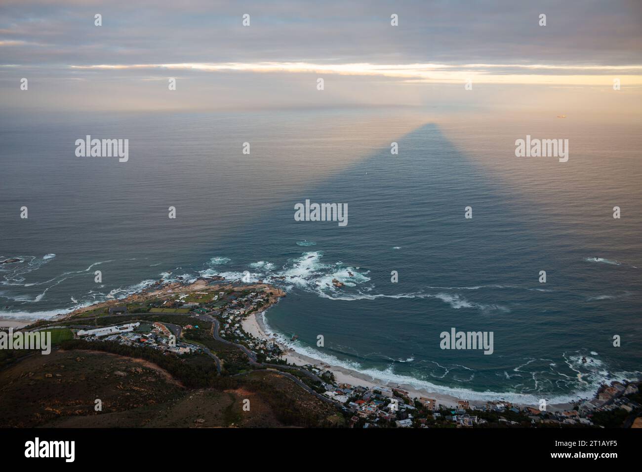 L'ombre de la montagne Lion's Head vue du sommet de celle-ci lors d'une randonnée au lever du soleil, le Cap, Afrique du Sud Banque D'Images