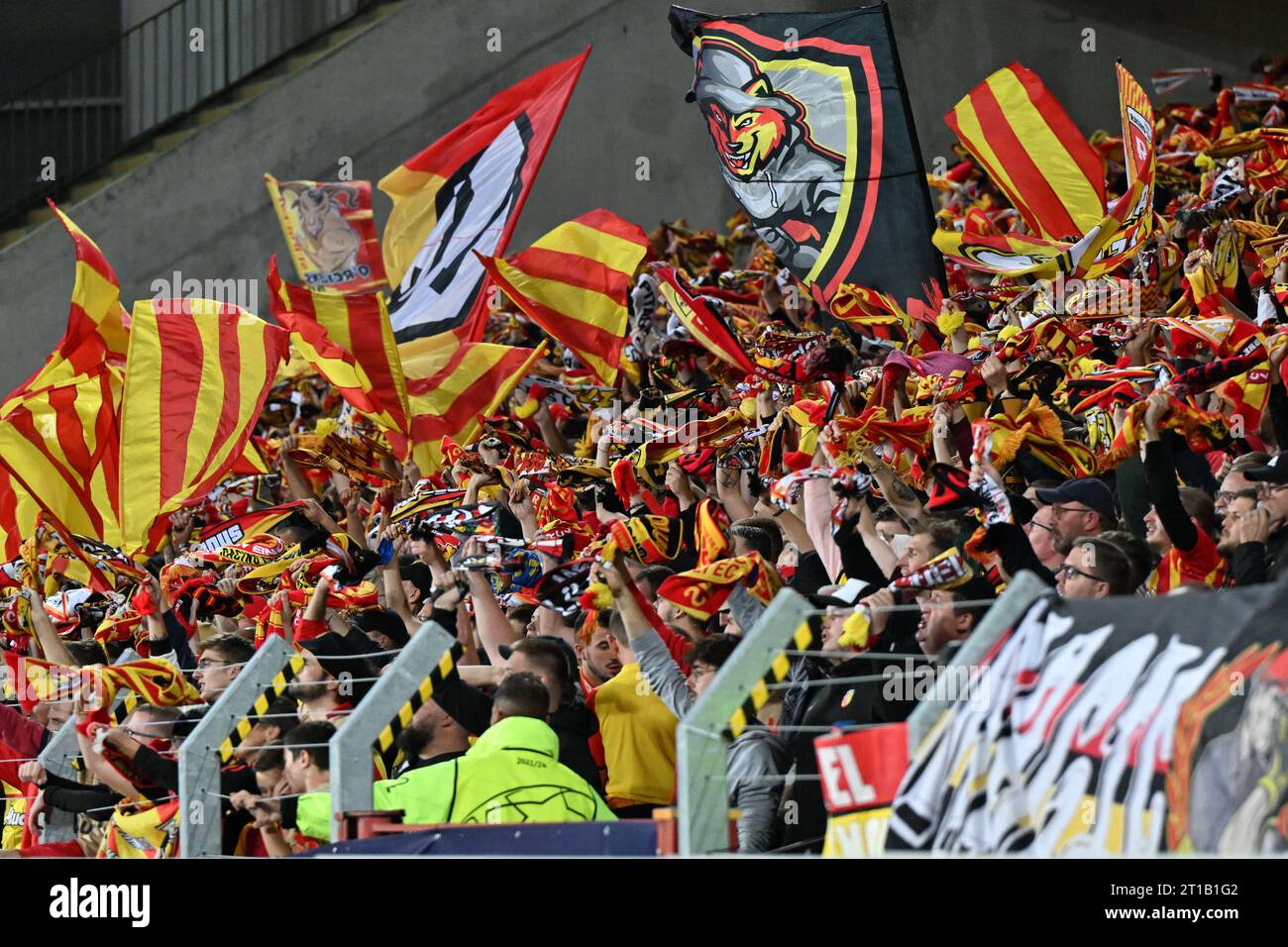 Fans et supporters de Lens avec leurs drapeaux, leur écharpe et leurs  foulards lors du match de la Ligue des Champions 2 dans le groupe B de la  saison 2023-2024 entre le