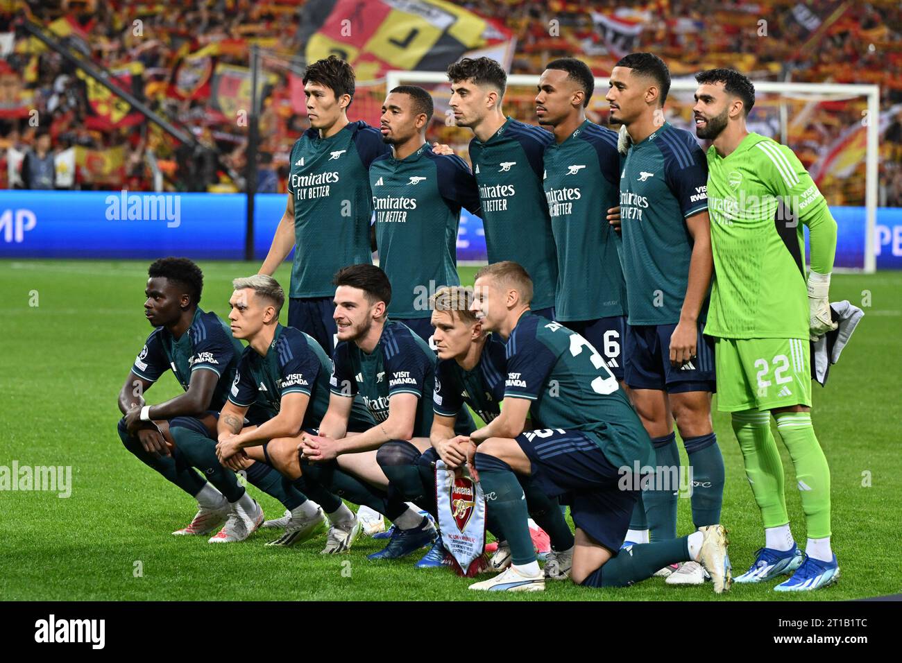 Joueurs d'Arsenal avec Takehiro Tomiyasu (18) d'Arsenal, Gabriel Jesus (9) d'Arsenal, Kai Havertz (29) d'Arsenal, Gabriel (6) d'Arsenal, William Saliba (2) d'Arsenal, David Raya (22) d'Arsenal, Bukayo Saka (7) d'Arsenal, Leandro Trossard (19) d'Arsenal, Declan Rice (41) Martin Odegaard (8 ans) d'Arsenal et Oleksandr Zinchenko (35 ans) d'Arsenal posent pour une photo d'équipe lors du match de l'UEFA Champions League 2 dans le groupe B lors de la saison 2023-2024 entre le Racing Club de Lens et Arsenal FC le 3 octobre 2023 à Lens, France. (Photo de David Catry / Sportpix ) Banque D'Images