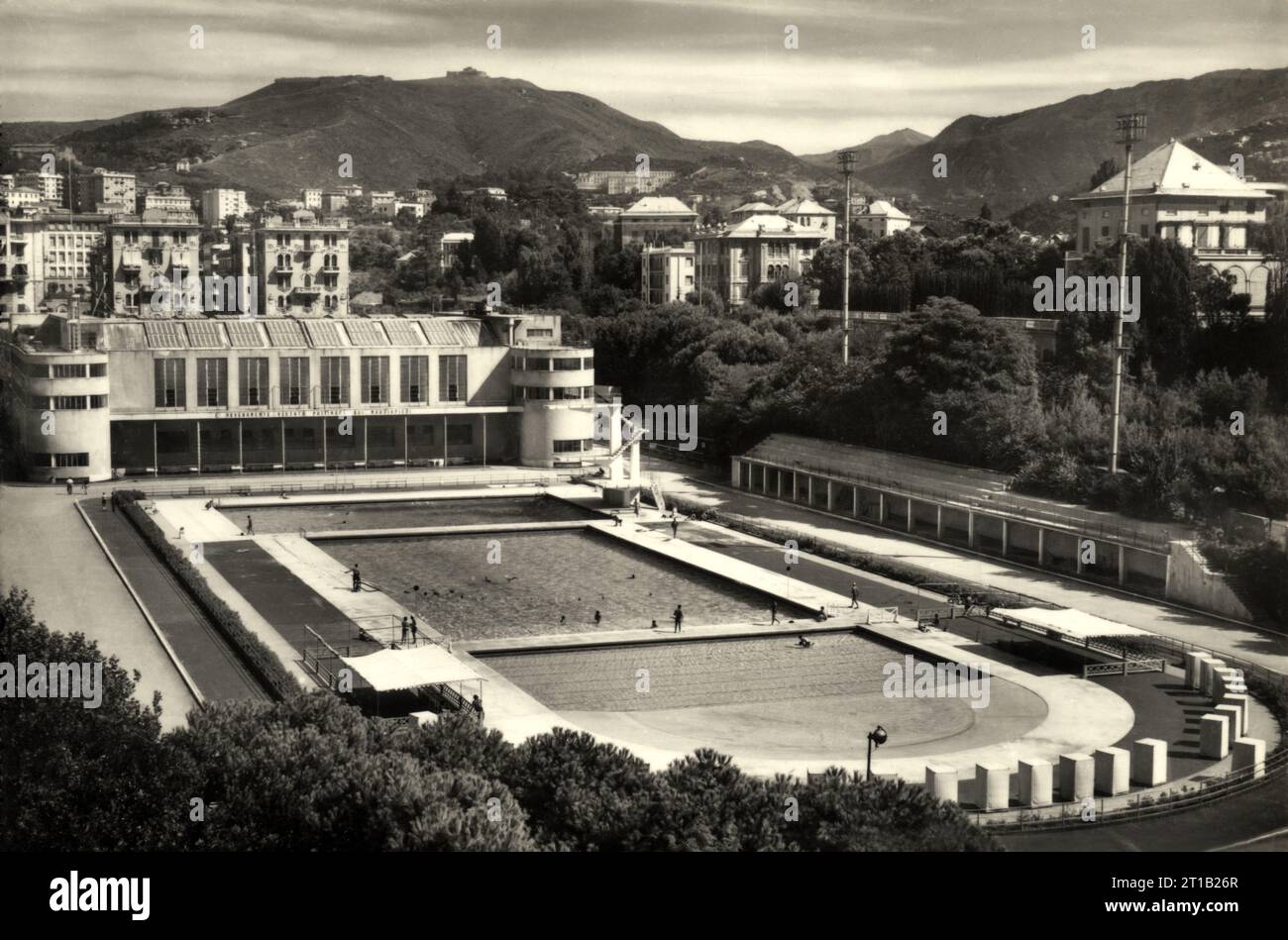 1950 , GÊNES, ITALIE : la PISCINE d'ALBARO ( stadio del nuoto di Genova - les PISCINES D'ALBARO ). Complexe sportif construit dans les années 1930 d'après un plan de l'ingénieur PARIDE CONTRI . Inauguré en 1935. Photographe inconnu . - HISTOIRE - FOTO STORICHE - PISCINE - NUOTO - NATATION - ITALIE - GÊNES - GÉOGRAPHIE - GEOGRAFIA - FOTO STORICHE - HISTOIRE - ARCHITETTURA - ARCHITECTURE - PISCINA - SPORT - FASCISMO - FASCISME - FASCISTA - FASCISTE --- ARCHIVIO GBB Banque D'Images