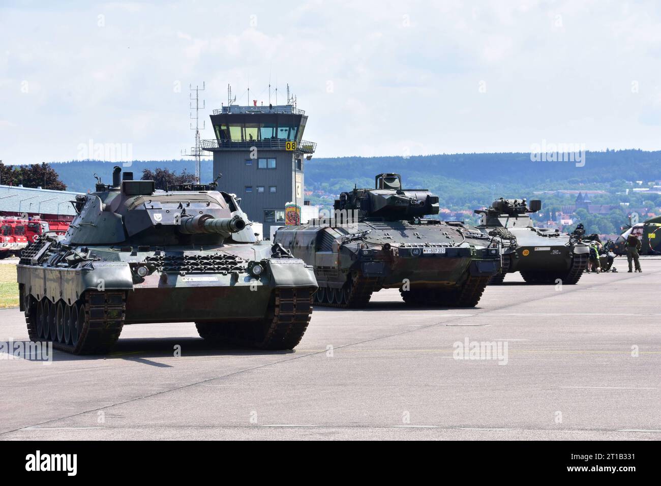 Panzer beim Tag der Bundeswehr Leopard 1 A5 Links, Schützenpanzer Puma mitte und Schützenpanzer Marder rechts Spotterday zum Tag der Bundeswehr TdBW in Bückeburg 2023 an diesem Tag wurden interessierte Fotografen zum sogenannten Spotterday eingeladen. Dieser fand in Vorbereitung zum jährlich ausgerichteten Tag der Bundeswehr am Internationalen Hubschrauber Ausbildungszentrum statt. Bückeburg Niedersachsen Allemagne *** chars à la journée de la Bundeswehr Leopard 1 A5 gauche, Puma infanterie centre de véhicules de combat et Marder infanterie véhicule de combat droit Spotterday à la journée de la Bundeswehr TdBW Banque D'Images