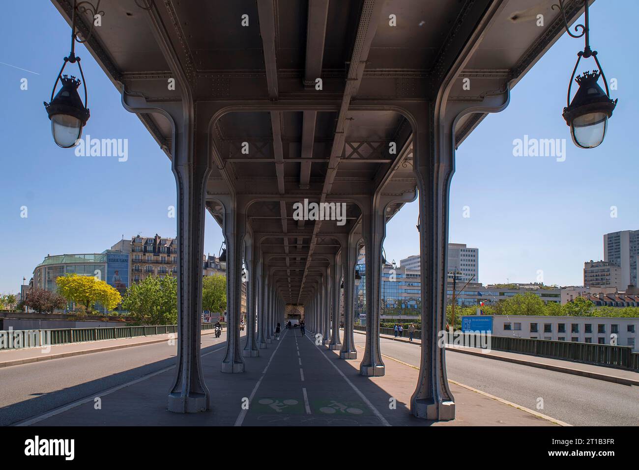 Métro sur le pont de Bir Hakeim, gratuit pour les piétons, les voitures et le métro, Paris, France Banque D'Images