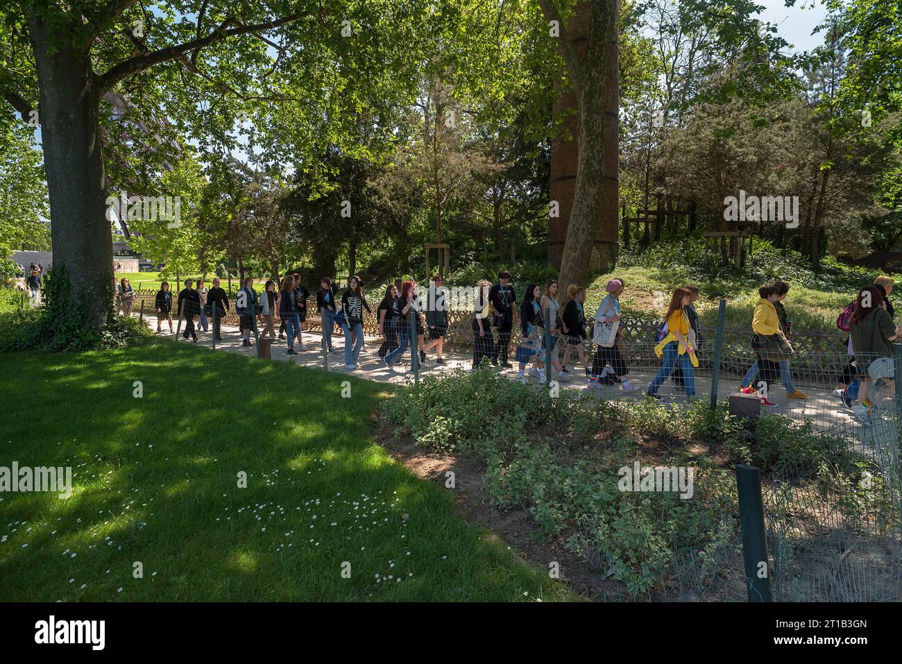 Groupe d'élèves dans le parc sur le chemin de la Tour Eiffel, Paris, France Banque D'Images