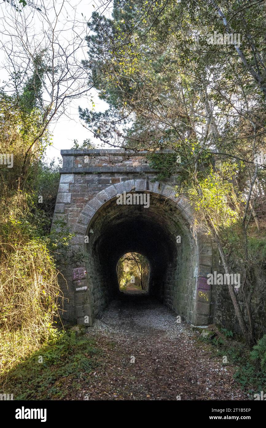 Un tunnel sur la côte entre Deba et Zumaia. Pays Basque Banque D'Images