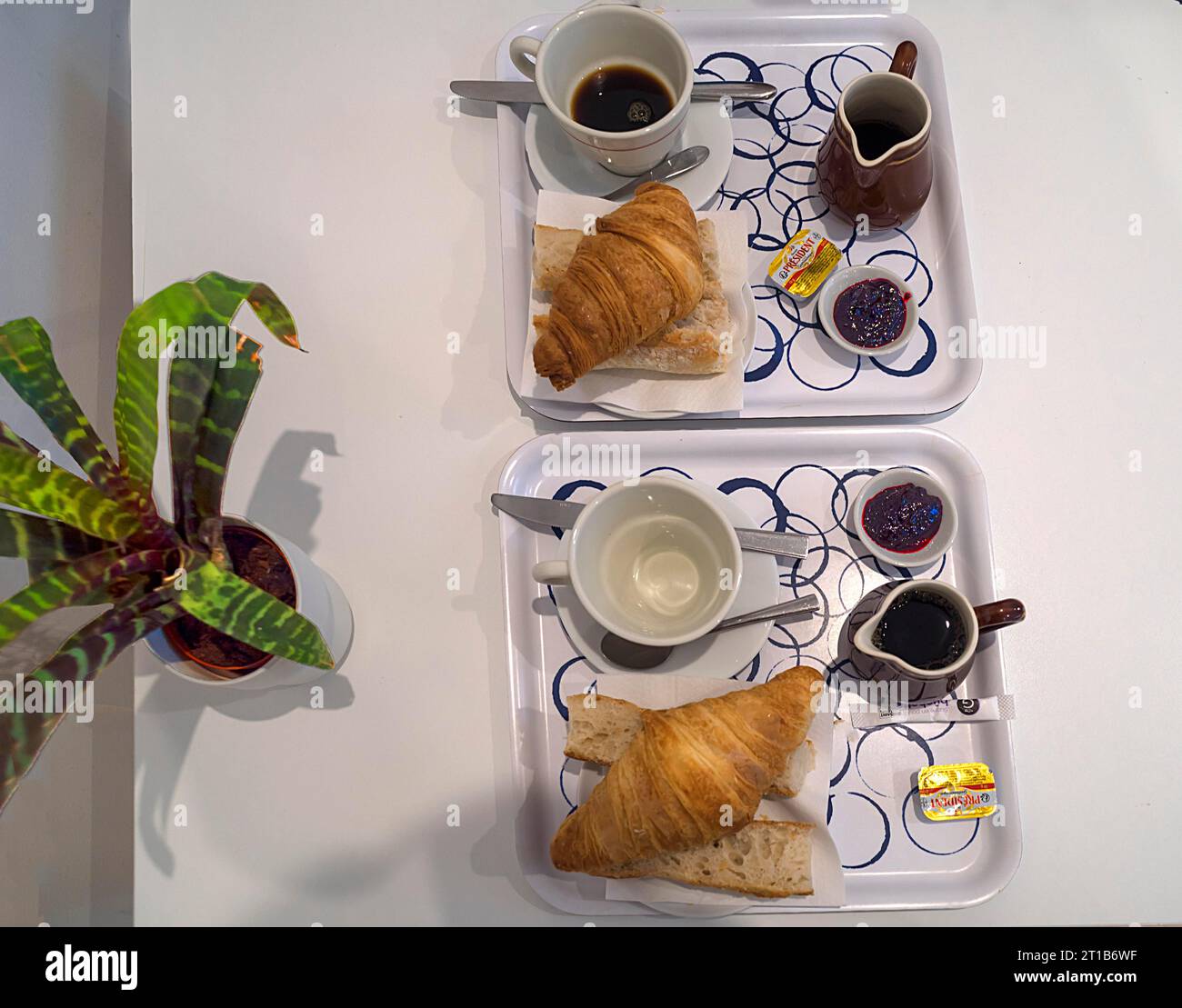 Petit déjeuner typiquement français brioche et café dans un hôtel économique, Paris, France, Europe Banque D'Images