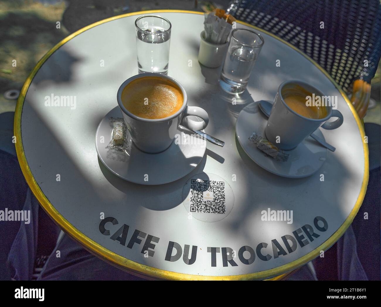 Deux espressos sur une table de bistro dans un café, Paris, France Banque D'Images