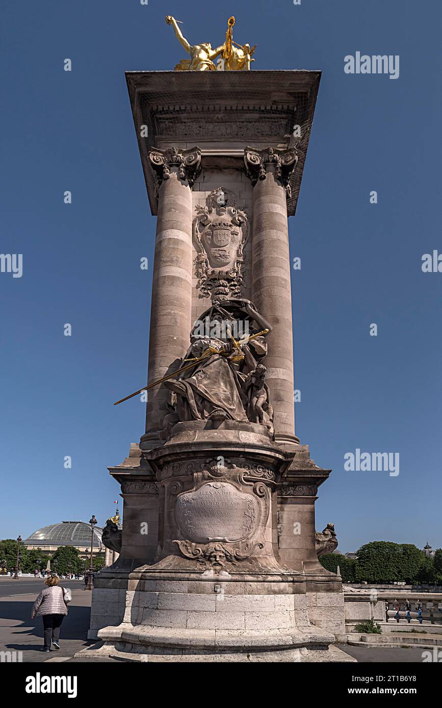 Colonne du Pont Alexandre III, Pont des Invalides, Paris, France Banque D'Images