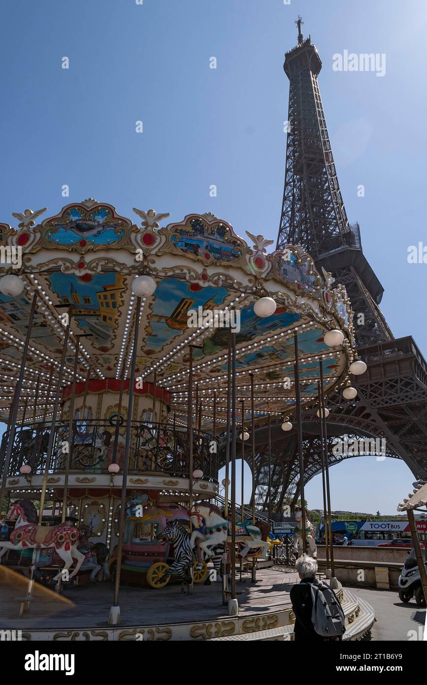 Carrousel nostalgique pour enfants, la Tour Eiffel à l'arrière, Paris, France Banque D'Images