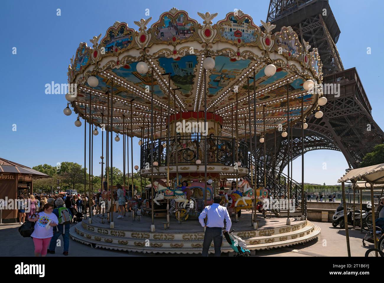 Carrousel nostalgique pour enfants, la Tour Eiffel à l'arrière, Paris, France Banque D'Images