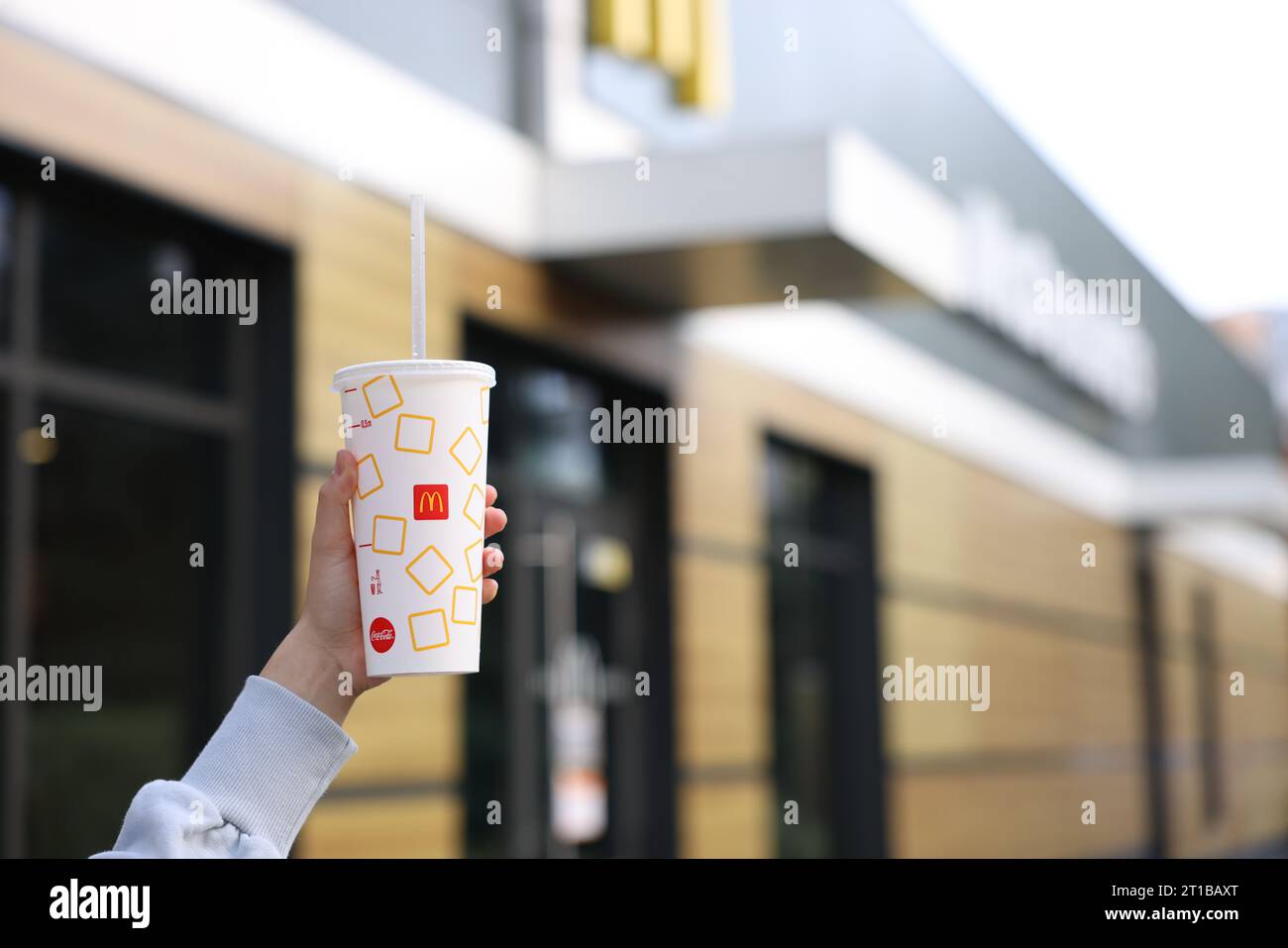 Lviv, Ukraine - 26 septembre 2023 : Femme avec un verre McDonald's en plein air, gros plan. Espace pour le texte Banque D'Images