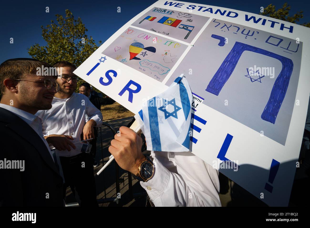 Bucarest, Roumanie. 12 octobre 2023 : le rassemblement I Stand with Israel organisé par l’ambassade israélienne près du Parlement roumain à Bucarest, où plusieurs centaines de personnes, principalement des membres des communautés israélienne et juive, montrez leur soutien à l’État israélien après les actes terroristes du Hamas tuant plus de 1200 civils innocents, plus de 3000 blessés et environ 150 enlevés, près de la bande de Gaza. Crédit : Lucian Alecu/Alamy Live News Banque D'Images