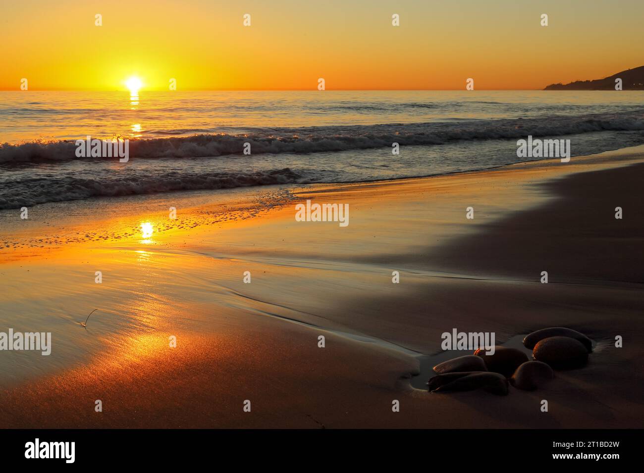 Un magnifique coucher du soleil à El Capitan State Beach, Californie Banque D'Images