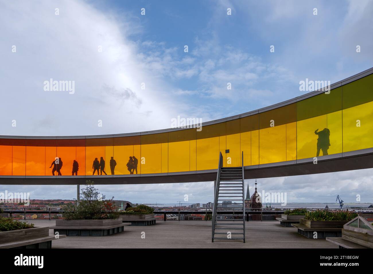 Aarhus, Danemark - 06 OCTOBRE 2022 : vue extérieure sur le toit du ARoS Aarhus Art Museum et panorama Rainbow créé par Olafur Eliasson. Banque D'Images