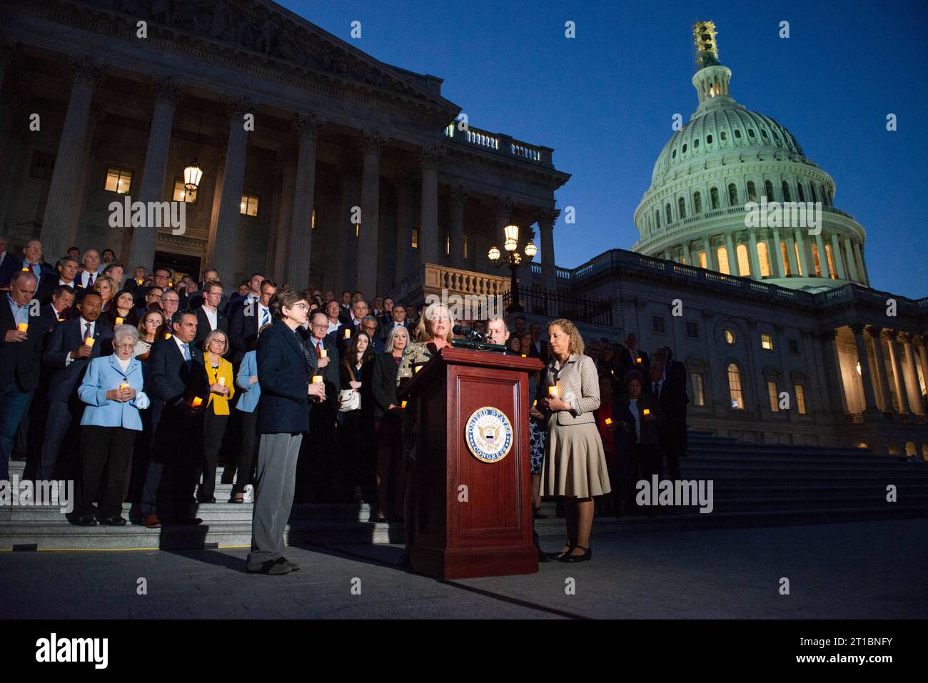 La représentante des États-Unis Ann Wagner républicaine du Missouri parle lors d'une veillée pour Israël sur les marches de la Maison du Capitole le jeudi 12 octobre 2023. La veillée a eu une participation bipartisane et comprenait un moment de silence et des commentaires et des prières de plusieurs représentants. Copyright : xAnnabellexGordonx/xCNPx/MediaPunchx crédit : Imago/Alamy Live News Banque D'Images