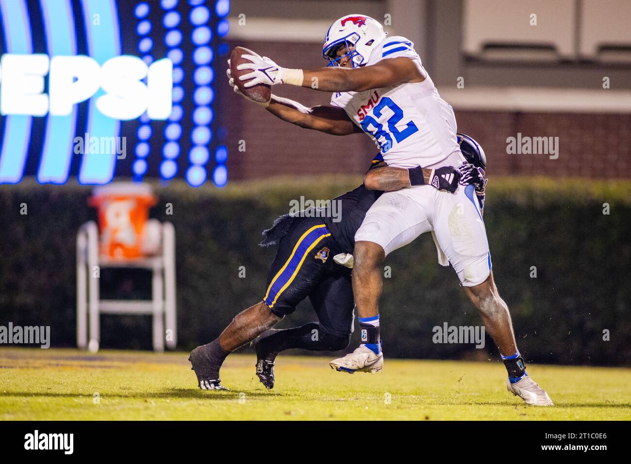 Greenville, Caroline du Nord, États-Unis. 12 octobre 2023. Southern Methodist Mustangs tight end RJ Maryland (82) atteint le touchdown contre le défensif Devon King (17) des Pirates de Caroline de l'est lors du quatrième quart-temps du match de football américain Athletic au Dowdy-Ficklen Stadium à Greenville, NC. (Scott Kinser/CSM) (image de crédit : © Scott Kinser/Cal Sport Media). Crédit : csm/Alamy Live News Banque D'Images