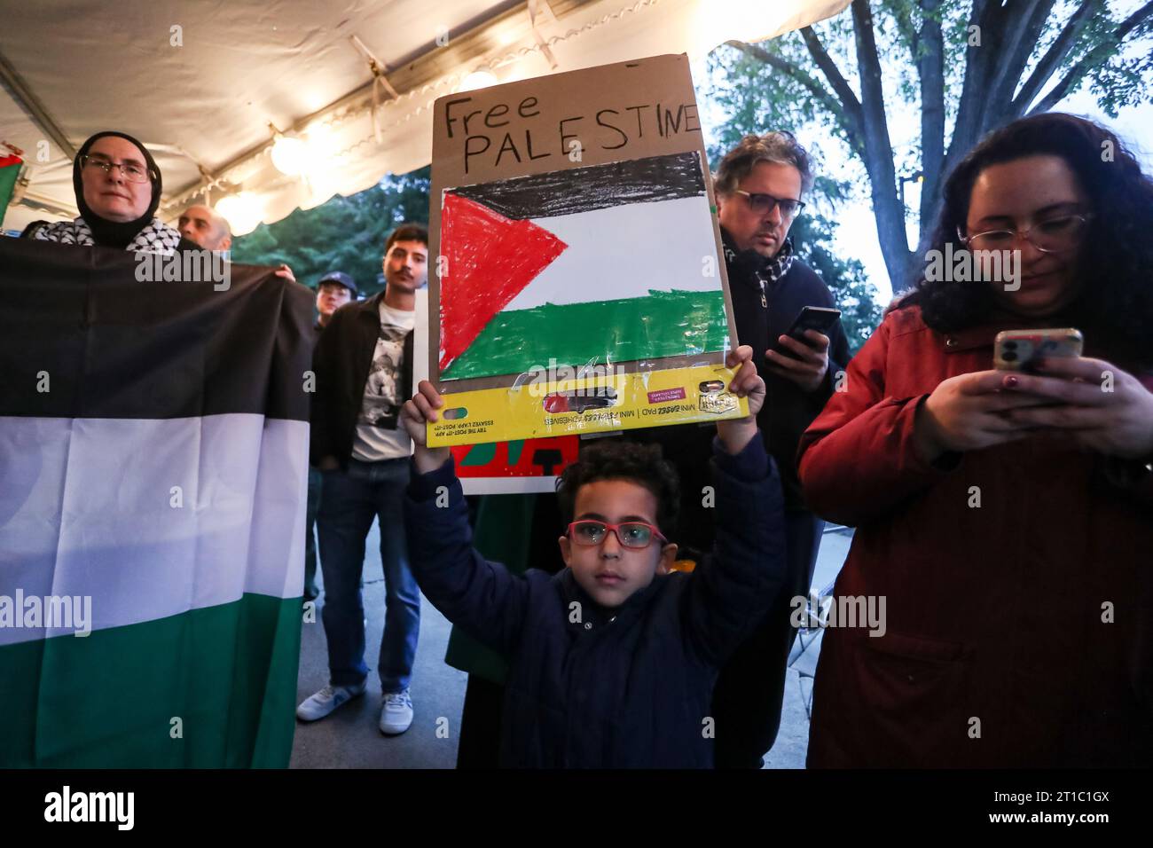 State College, États-Unis. 12 octobre 2023. Un enfant tient une pancarte lors d'une manifestation pro-palestinienne aux portes Allen Street de Penn State à State College, Pennsylvanie, le 12 octobre 2023. Students for Justice in Palestine, une organisation étudiante pro-palestinienne, a organisé des manifestations sur les campus universitaires américains pour manifester sa solidarité avec le peuple palestinien. (Photo de Paul Weaver/Sipa USA) crédit : SIPA USA/Alamy Live News Banque D'Images