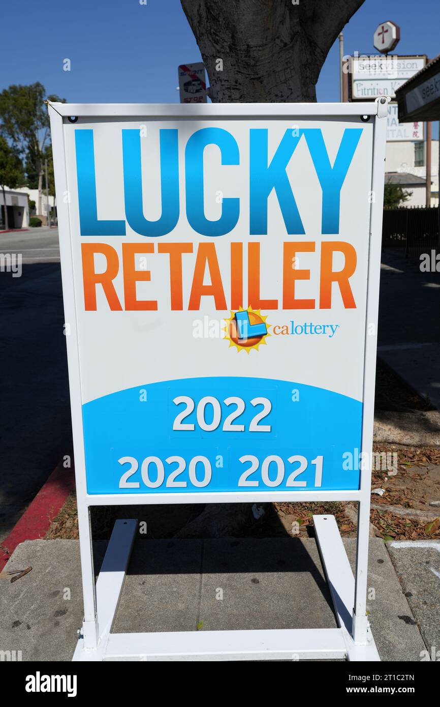 Une affiche Lucky Retailer de California Lottery 2020, 2021 et 2022 au magasin Atlantic Wine & Spirits, jeudi 12 octobre 2023, à Monterey Park, Etalonnage Un TIC Banque D'Images